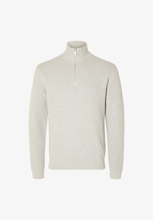 Világosszürke, cipzáras nyakú pulóver, strukturált kötött anyagból készült. Hosszú ujjakkal és bordázott mandzsettákkal valamint aljjal rendelkezik, hogy testhezálló megjelenést biztosítson.