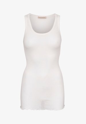 Balts bezšuvju krekls ar apaļu kakla izgriezumu, ribotām tekstūrām un viļņotu apakšmalu. Nav redzamu detaļu vai akcentu.