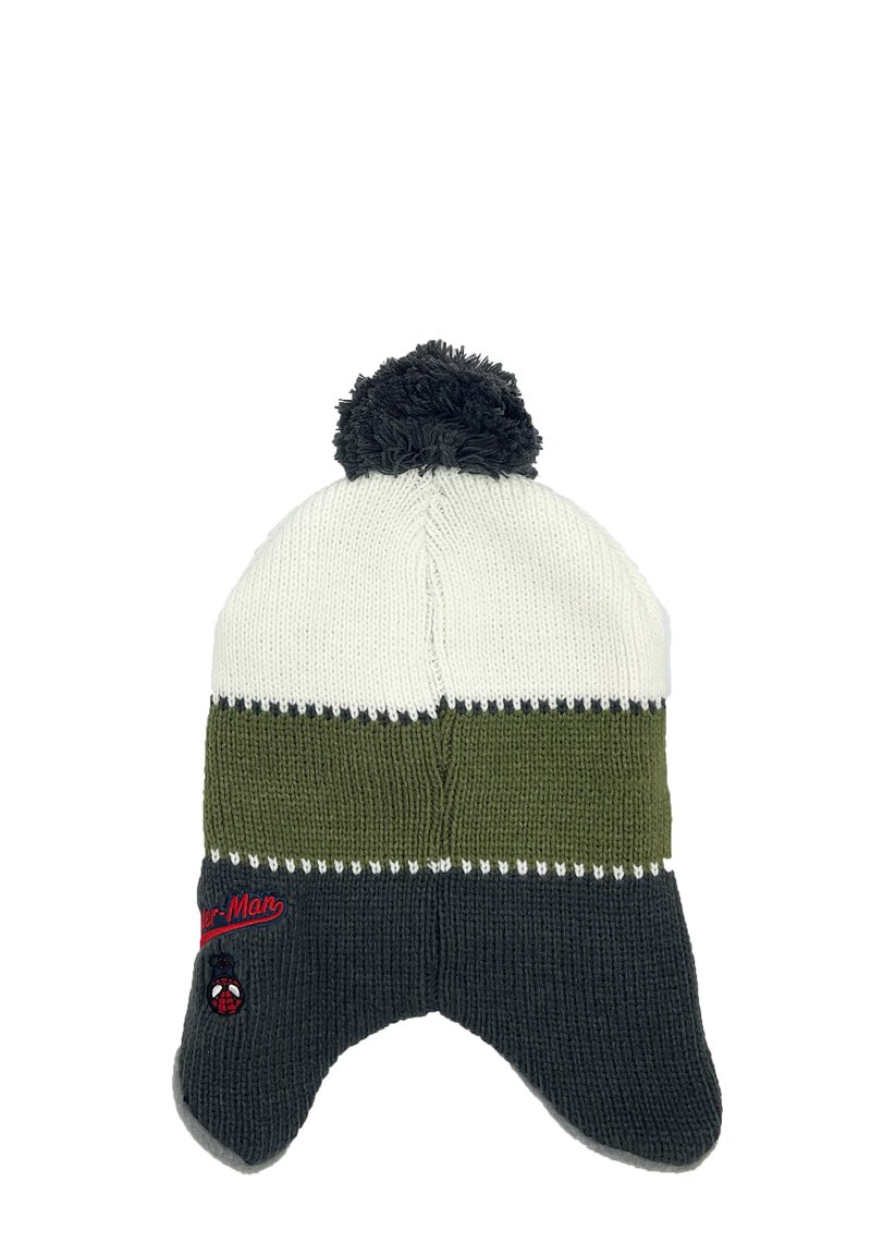 Gorro de punto con rayas en blanco, verde oliva y gris oscuro, con un pom-pom negro en la parte superior y el logo de Spider-Man bordado en el lateral.