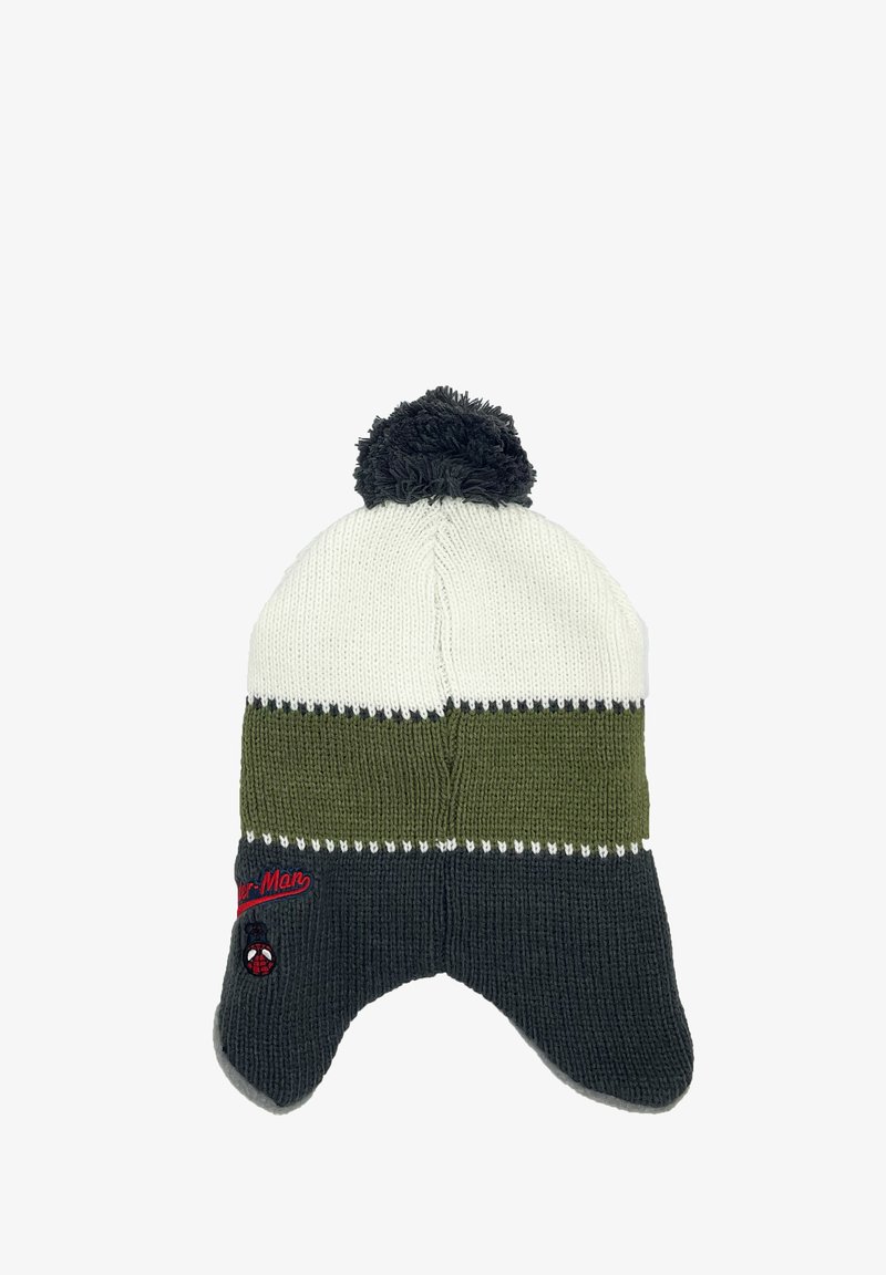 Cappello di maglia con strisce bianche, verde oliva e grigio scuro, con un pom-pom nero sulla sommità e il logo di Spider-Man ricamato sul lato.