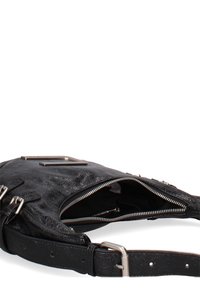 Sac en cuir noir avec une surface texturée, quincaillerie en argent, large bandoulière et ouverture zippée révélant un intérieur spacieux.