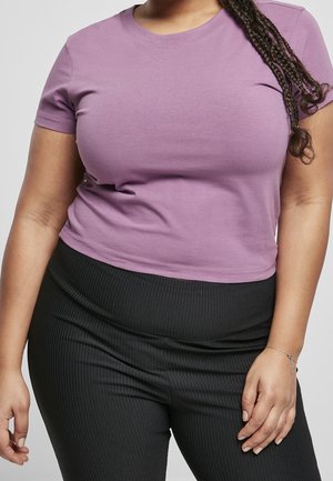 Paars T-shirt met korte mouwen en een ronde hals, gemaakt van zachte stof, gecombineerd met zwarte geribbelde broek met textuur, met een aansluitend silhouet.