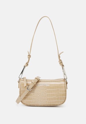 Bolso de hombro de cuero beige con textura de cocodrilo, con correas ajustables y herrajes plateados, con el logo de Valentino grabado en el centro del frente.