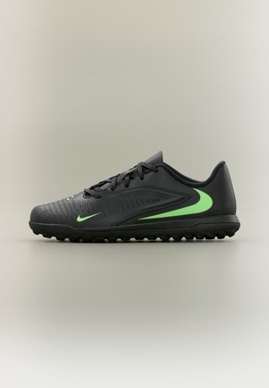 Μαύρο ποδοσφαιρικό παπούτσι Nike με πράσινο λογότυπο Swoosh και υφή στην σόλα, σχεδιασμένο για τεχνητό χλοοτάπητα ή επιφάνειες turf.