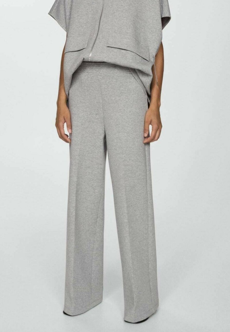 Ensemble gris composé d'un haut ample avec fermeture éclair et de pantalons à jambes larges, fabriqué dans un tissu doux et texturé.