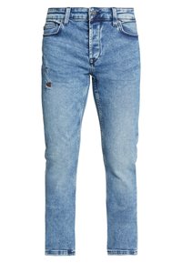 Jeans de mezclilla azul claro con un corte ajustado, que presentan detalles desgastados, un diseño de cinco bolsillos y una cremallera con cierre de botón.