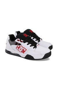 Vita sneakers med svarta och röda accenter. Har meshinsatser, platta svarta snörningar, vadderad krage och gummiyttersula. Logotyp på sidorna.