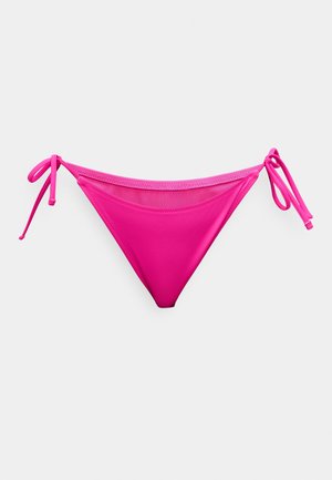 Ροζ μπικίνι κάτω μέρος με ρυθμιζόμενους δεσίματα στα πλευρά, λεία υφή, χαμηλή μέση και χωρίς ραφές. Κατάλληλο για διάφορους τύπους σώματος.