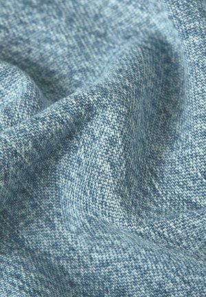 Tessuto intrecciato di colore azzurro chiaro con fibre visibili intrecciate e pieghe morbide, che creano una superficie leggermente sgualcita.