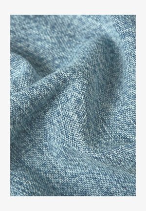 Tessuto intrecciato di colore azzurro chiaro con fibre visibili intrecciate e pieghe morbide, che creano una superficie leggermente sgualcita.