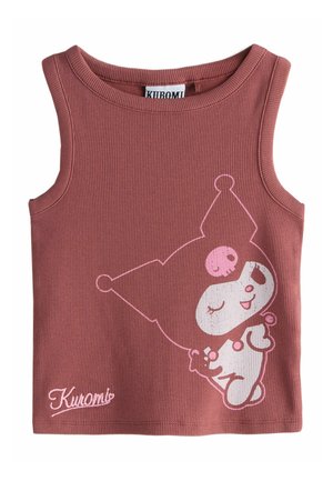 Jeune fille portant un haut sans manches mauve avec un joli personnage de dessin animé blanc et rose et le mot « Kuromi » en bas.