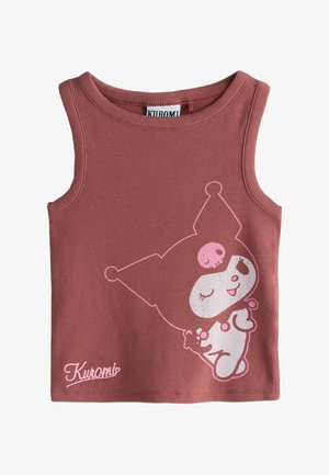Ung pige iført en ærmeløs mauve top med en sød hvid og pink tegnefigur og ordet "Kuromi" nederst.