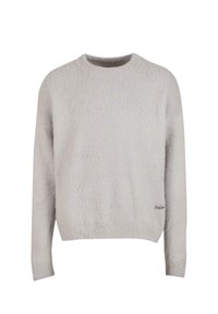 Hellgrauer, flauschiger Strickpullover mit rundem Halsausschnitt, langen Ärmeln und ribbeligem Saum. Verfügt über ein dezentes Markenlogo auf der unteren linken Seite.