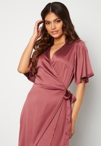 Bubbleroom BUTTERFLY SLEEVE WRAP SATIN MIDI DRESS - Cocktailjurk - mauve