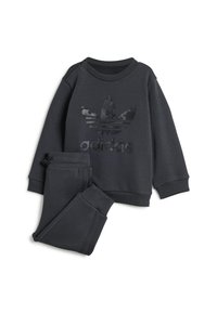Conjunto atlético de color gris oscuro que incluye una sudadera con un logo de adidas negro mate y pantalones con cintura elástica y franjas laterales. Tejido suave.