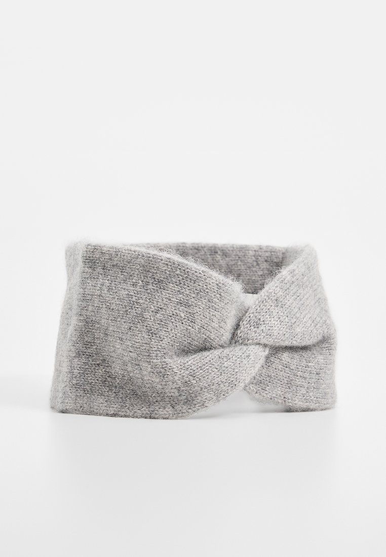 Grau gestricktes Haarband mit einem drehenden Design an der Vorderseite, aus weichem Wollmischmaterial gefertigt. Sanfte Textur und nahtlose Kanten.