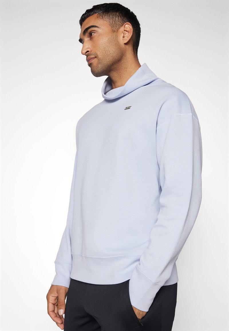 Felpa con cappuccio di un blu chiaro, caratterizzata da una vestibilità comoda, polsini a costine e un piccolo logo del marchio sul petto. Texture morbida, design minimale.