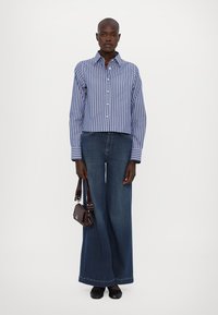 CLOSED CROPPED CLASSIC SHIRT - Blúzka so zapínaním na gombíky - graphite blue