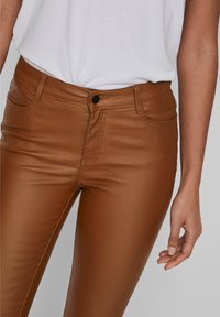 VILA COMMIT COATED RWSK NEW - Džegingi - toffee