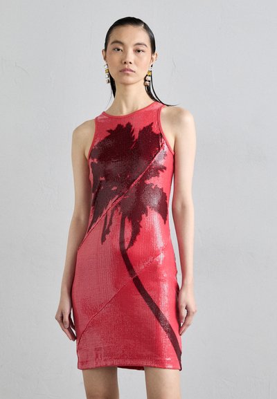 Robe en sequins rouges avec un design ajusté, arborant un motif graphique de palmier noir et un col rond. Texture lisse avec une finition brillante.