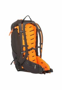 Schwarz-orange Rucksack mit verstellbaren Trägern, einem Karomuster auf der Rückwand und mehreren Reißverschlusstaschen für eine organisierte Aufbewahrung.