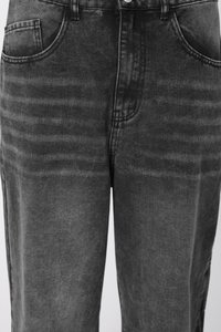 Γκρι τζιν από denim με κλασική κοπή, διαθέτει εμπρόσθια τσέπη, διακριτικές ξεβάμματα και ραφές λεπτομέρειας. Το υλικό έχει υφή με ομαλή επιφάνεια.