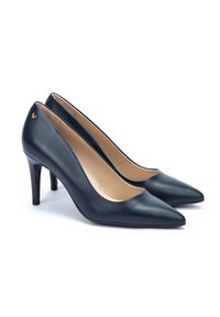 Pumps alti in pelle blu navy con punta affusolata, texture liscia e piccolo logo dorato sulla zeppa. Design elegante e minimalista.