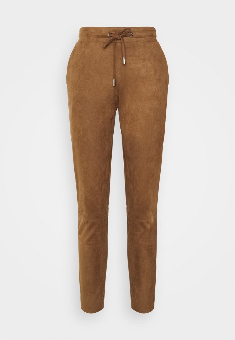 Pantalon de jogging en daim marron avec une taille à cordon, des jambes fuselées et des accents métalliques. Texture lisse, design simple, sans motifs visibles.