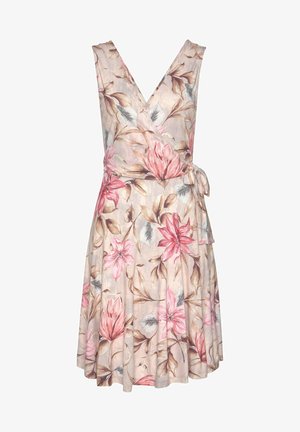 Ærmeløs slå-om-kjole med pink og beige blomstermønster, V-hals og bindebånd i taljen på en lys baggrund.