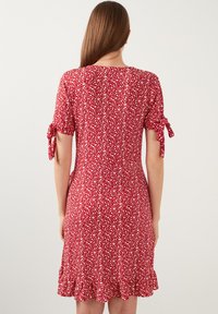 LELA FLORAL V NECK RUFFLE DETAIL MINI  - Denné šaty - red
