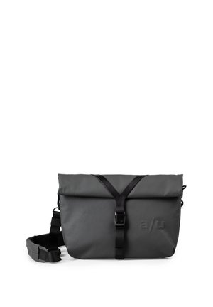 Borsa a messenger grigia realizzata in materiale impermeabile, con chiusura roll-top, tracolla regolabile e fibbia laterale. Logo impresso sul davanti.