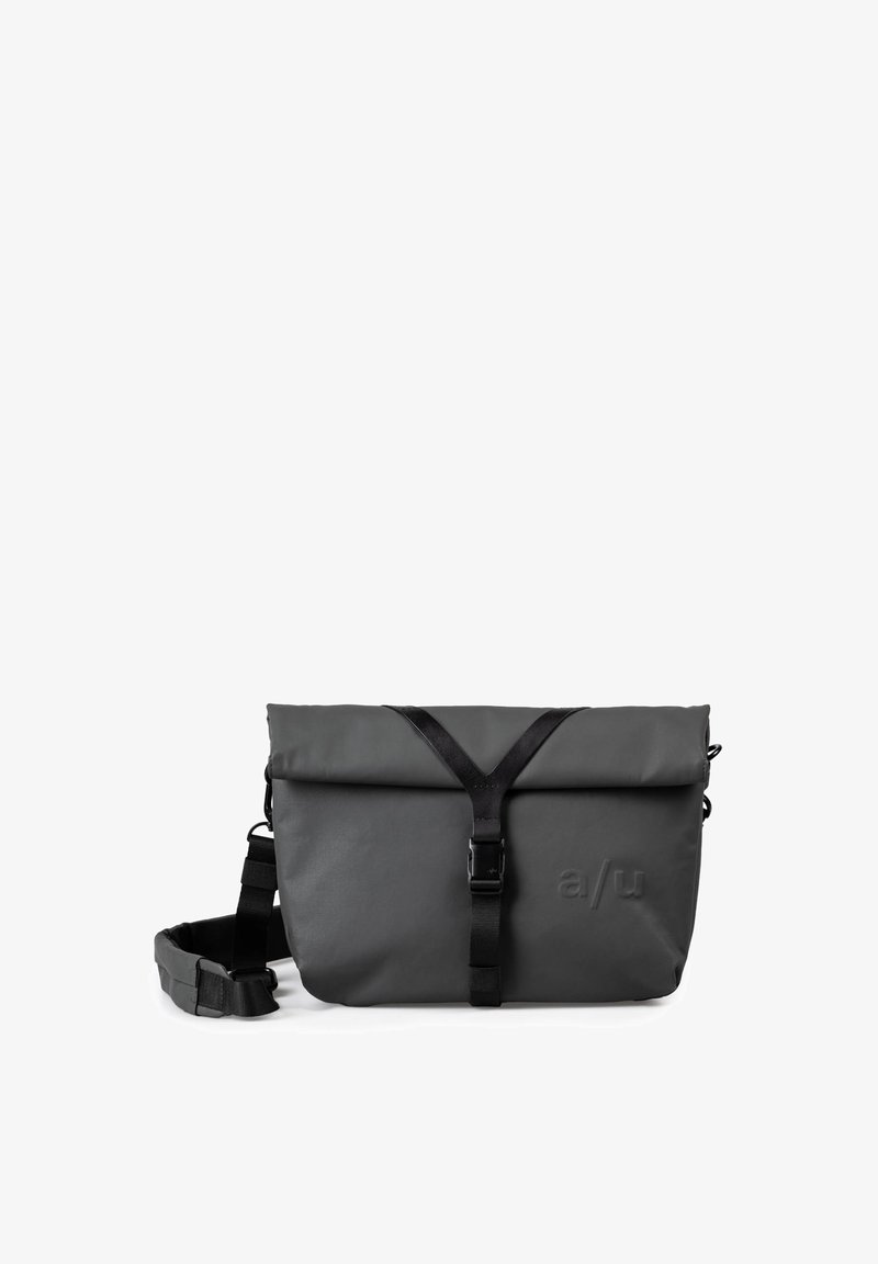 Borsa a messenger grigia realizzata in materiale impermeabile, con chiusura roll-top, tracolla regolabile e fibbia laterale. Logo impresso sul davanti.