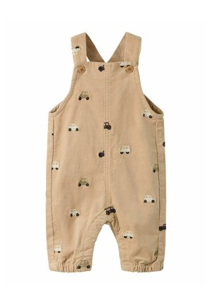 Salopette beige pour bébé avec de petites voitures brodées en blanc, vert et marron foncé, bretelles réglables avec boutons et poignets élastiques.
