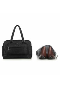 Borsa da viaggio nera con doppio manico e tasca frontale con zip, abbinata a scarpe eleganti marroni all'interno di una borsa protettiva grigia per scarpe.