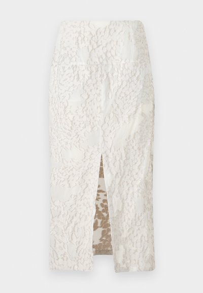 Λευκή φούστα μήκους μέχρι το γόνατο με υφασμένο floral σχέδιο και ανοίγματα μπροστά, ίσια κομμένη, εμφανίζεται σε απλό φόντο.