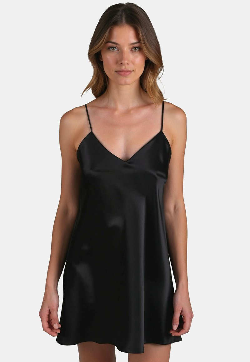 Rochie din satin negru, cu bretele subțiri, decolteu în V și o siluetă fluida. Textură netedă și design minimalist.