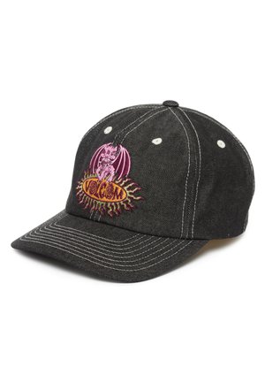 Cappellino da baseball in denim nero con cuciture bianche e creatura rosa con ali a forma di pipistrello ricamata sopra un ovale arancione fiammeggiante con la scritta "Volcom".