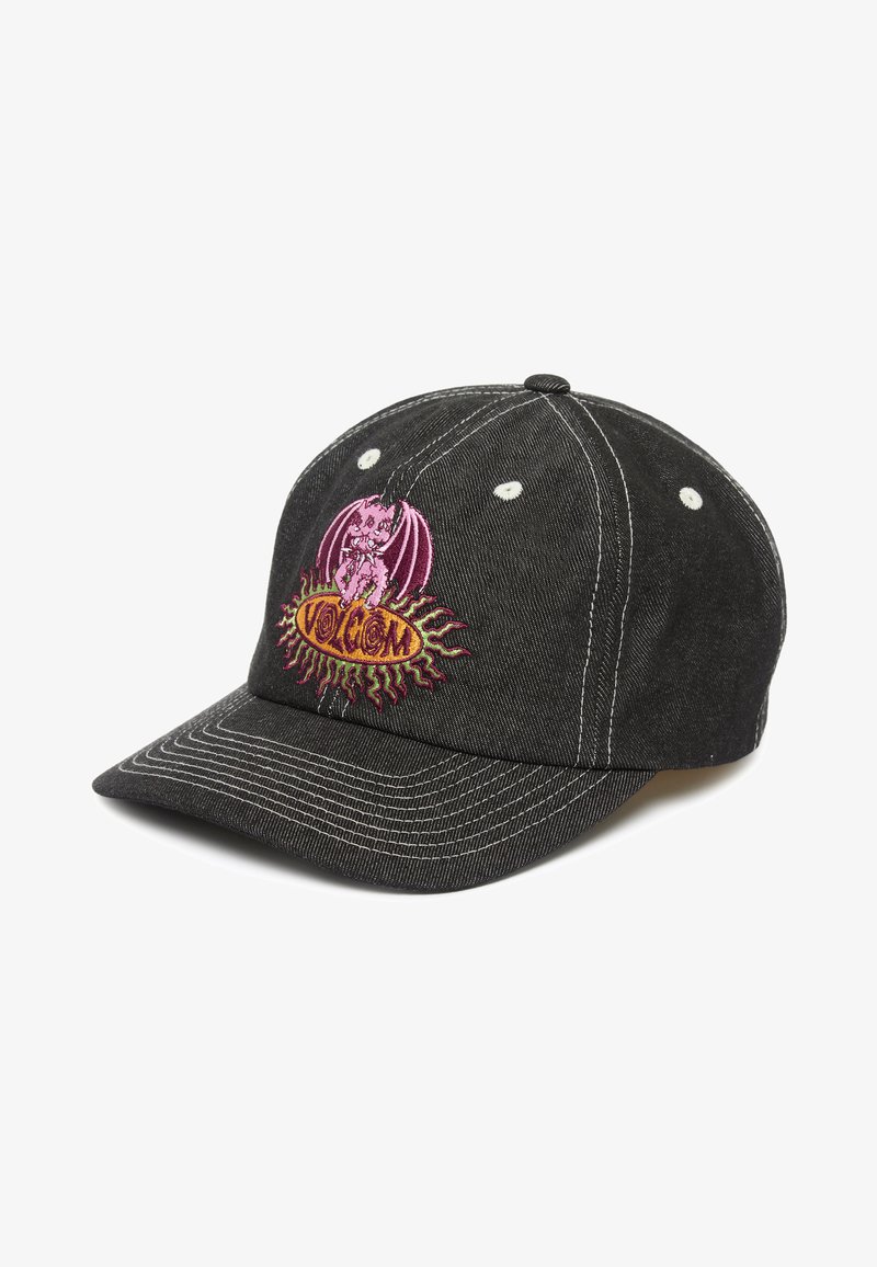 Casquette de baseball en denim noir avec surpiqûres blanches et créature rose ailée de chauve-souris brodée au-dessus d'un ovale orange flamboyant avec le texte "Volcom".
