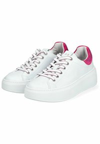 Sneakers in pelle bianca con una spessa suola bianca e dettagli testurizzati rosa sul tallone e sulla linguetta, con occhielli argentati e lacci rosa.