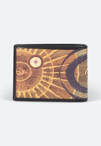 Portafoglio nero con design stampato che presenta elementi di bussola e motivi radiali in tonalità calde. Texture liscia con cuciture visibili.