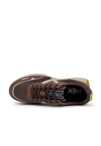 Chaussure de sport marron avec tige en maille, accents beige clair, détails gris et onglet de talon vert néon, avec système de laçage traditionnel.