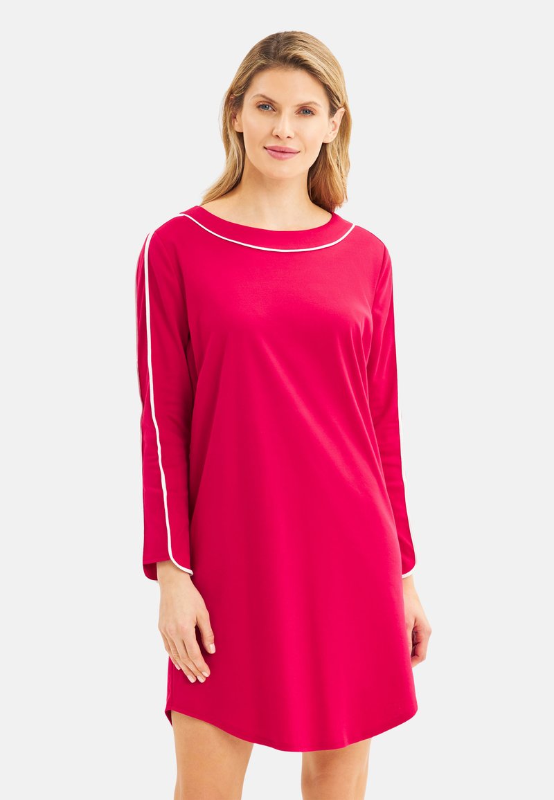 Rotes, langärmeliges Kleid mit Rundhalsausschnitt, versehen mit weißen Paspelakzenten entlang der Ärmel und des Kragens. Glatter Stoff mit lockerem Schnitt.