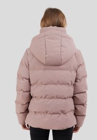 Giacca imbottita in morbido tessuto rosa chiaro, con cappuccio, design trapuntato e polsini elasticizzati. Presenta una texture liscia con sottili dettagli di cucitura.