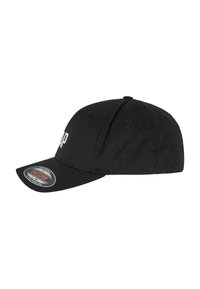Căciulă neagră cu vizor curbat, design ajustat și logo brodat pe față. Fabricată dintr-un material cu textură netedă. Dispune de orificii de ventilație.