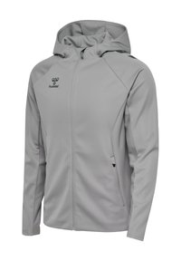 Graue Softshelljacke mit einem Reißverschluss, Kapuze und Seitentaschen. Sie zeichnet sich durch eine glatte Textur und ein Logo auf der linken Brust aus.