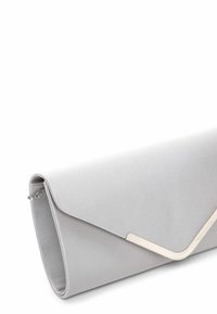Šedá saténová kabelka s trojúhelníkovou klopou, akcenty ze stříbrného kovu a řetízkovým detailem. Hladký povrch a obdélníkový tvar.