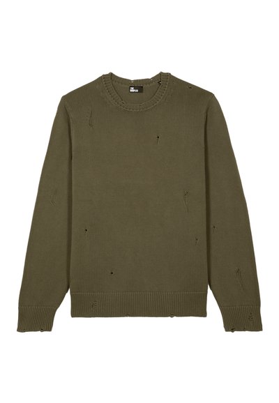 Suéter de punto verde oliva con textura de canalé, cuello redondo y agujeros desgastados visibles. Presenta mangas largas y un diseño de color sólido.