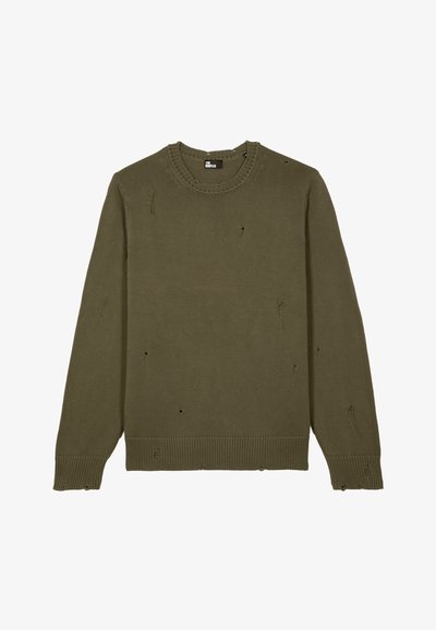 Pull en maille vert olive avec une texture côtelée, col rond et trous usés visibles. Présente des manches longues et un design uni.