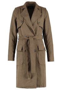 Brązowy płaszcz trench z zamszu z paskiem do wiązania, podwójnymi guzikami i dwiema przednimi kieszeniami, z klasycznym kołnierzem i długimi rękawami.