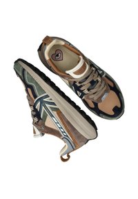 Een paar multicolor sneakers in beige, bruin, groen en marineblauw met gedetailleerde overlays en een hart met een oog ontwerp op de linker schoen.